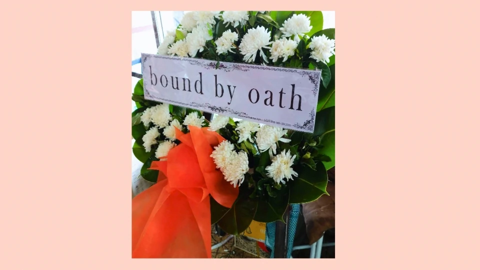พวงหรีดที่ปักดอกไม้สีขาวเพื่อเป็นสีพื้นสำหรับพวงหรีดไว้เสร็จแล้ว