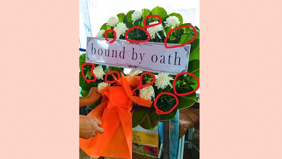 รูปแสดงตำแหน่งของใบพุดที่ถูกแซมบนพวงหรีดดอกไม้สด